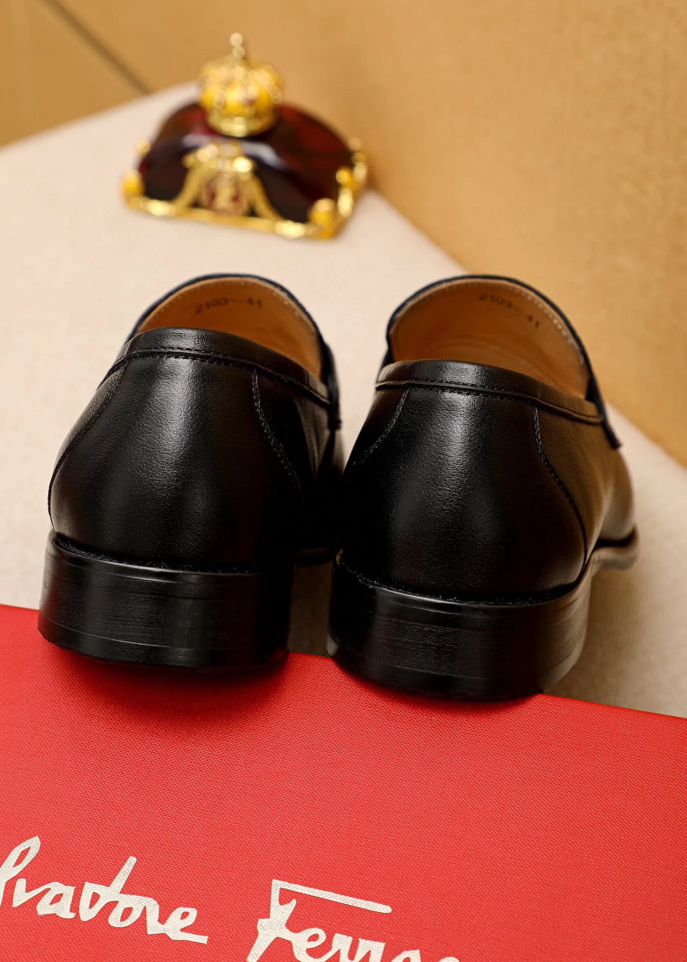 Men's shoes 💰460 💐 Product trademark: Ferragamo "Ferragamo" casual leather shoes Regular size: 38-44 (custom-made for 45🉑️) Product materials: Selected imported first-layer calfskin embossed upper + original hardware buckle, imported water-dyed cowhide leather lining. Strong three-dimensional visual effect, combined outsole Color: 1⃣️color optional